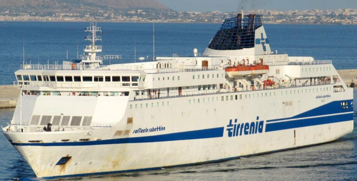 Biglietti gratis per le isole a magistrati, dirigenti e ufficiali: 40 indagati per il caso Tirrenia