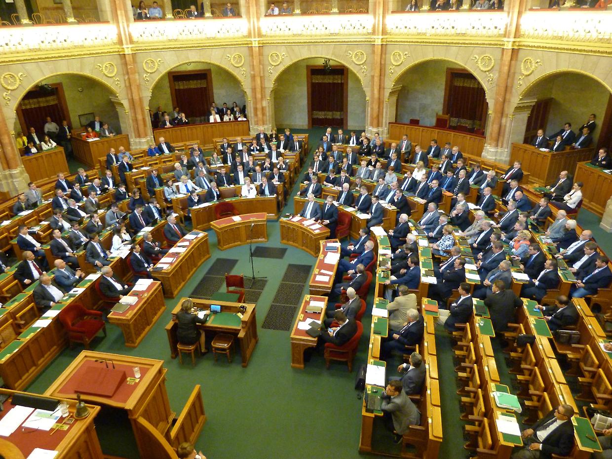 Ungheria, il Pride finisce in Costituzione: vietato. Orbán cancella i diritti LGBTQ+ e riscrive il genere