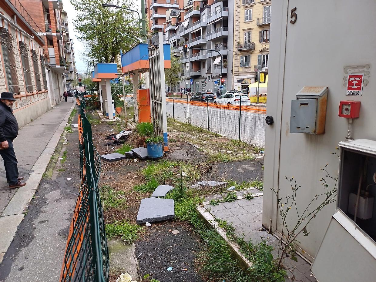 Il benzinaio abbandonato diventa un rifugio di senzatetto