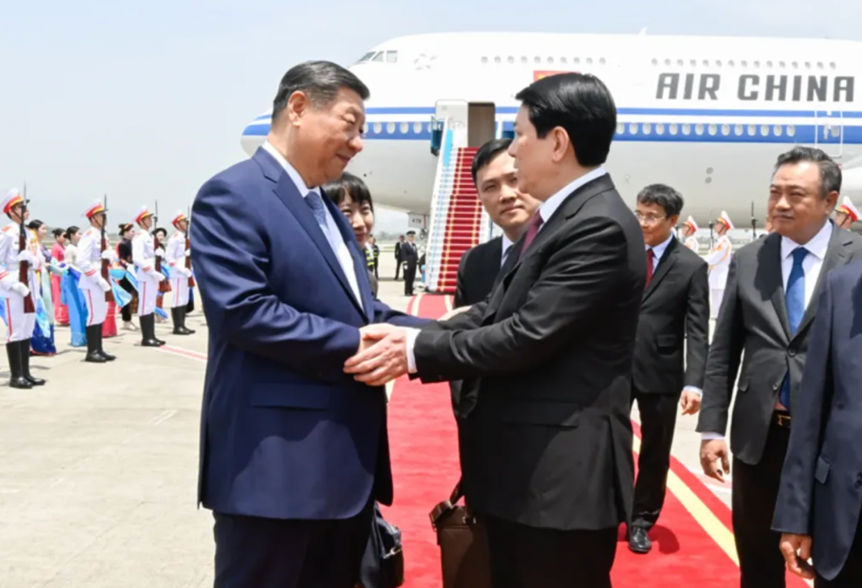 Xi Jinping sfida gli USA: maxi accordi col Vietnam e omaggio a Ho Chi Minh. E ora vola in Malesia