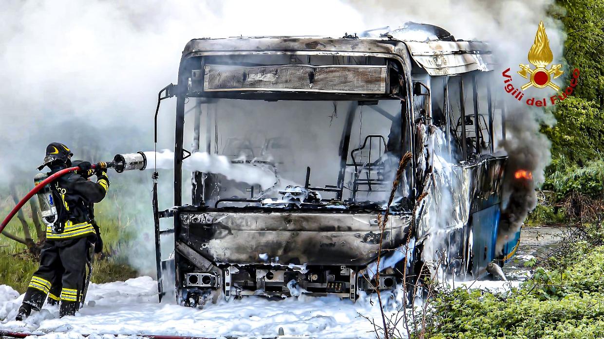 Volpiano: bus in sosta prende fuoco, intervengono i vigili del fuoco -FOTO