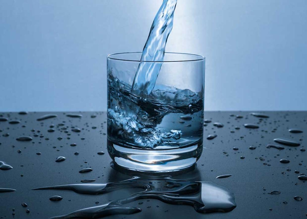 Acqua tiepida, fredda o a temperatura ambiente: come scegliere per il benessere quotidiano