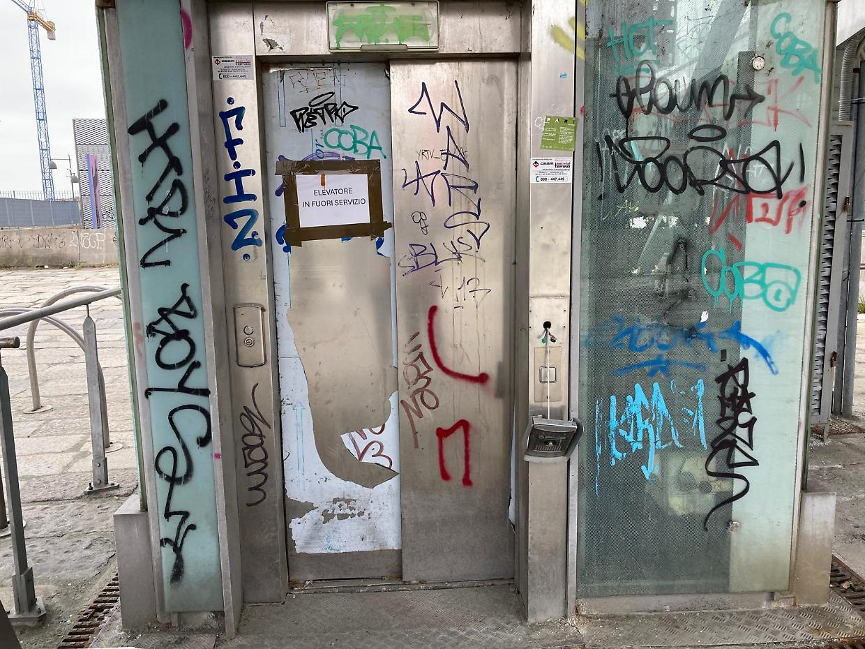 Dopo due mesi di lavori l'ascensore è ancora fuori uso