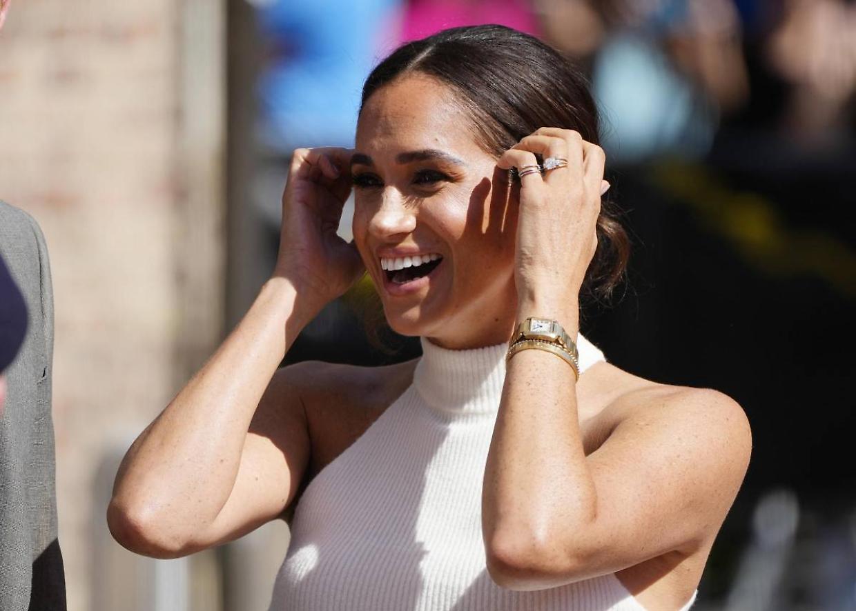 “Meghan Markle si firma ancora ‘Sua Altezza Reale’: sfida alla Corona o mossa studiata?”