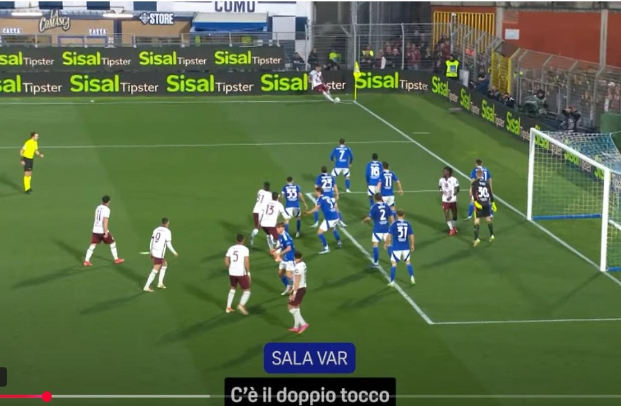 Il fermo immagine del corner battuto da Biraghi in Como-Toro