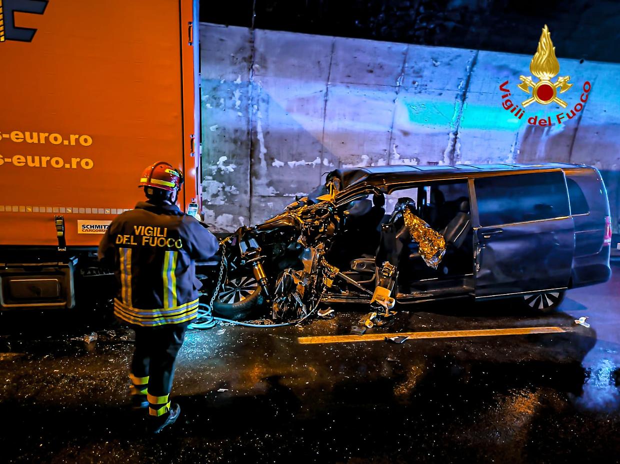 Tampona un tir e rimane incastrato sotto: conducente in gravi condizioni
