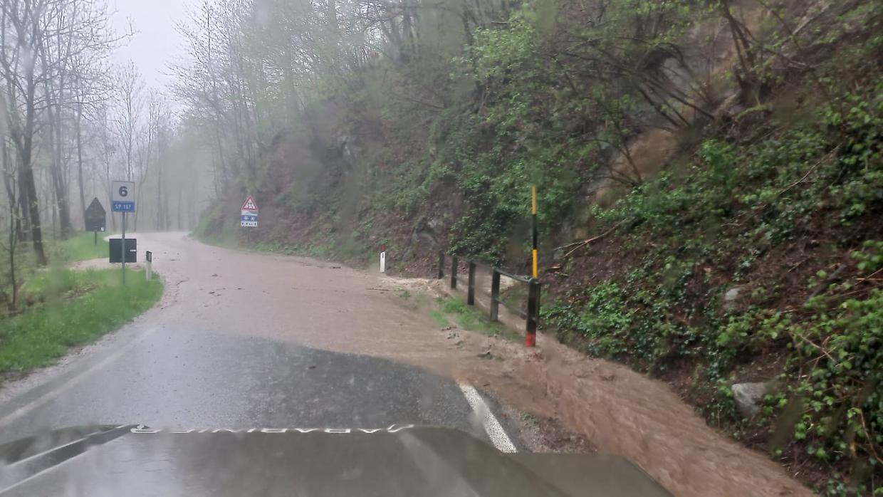 Maltempo, frana sulla strada provinciale. Chiusi due ponti a Pinerolo