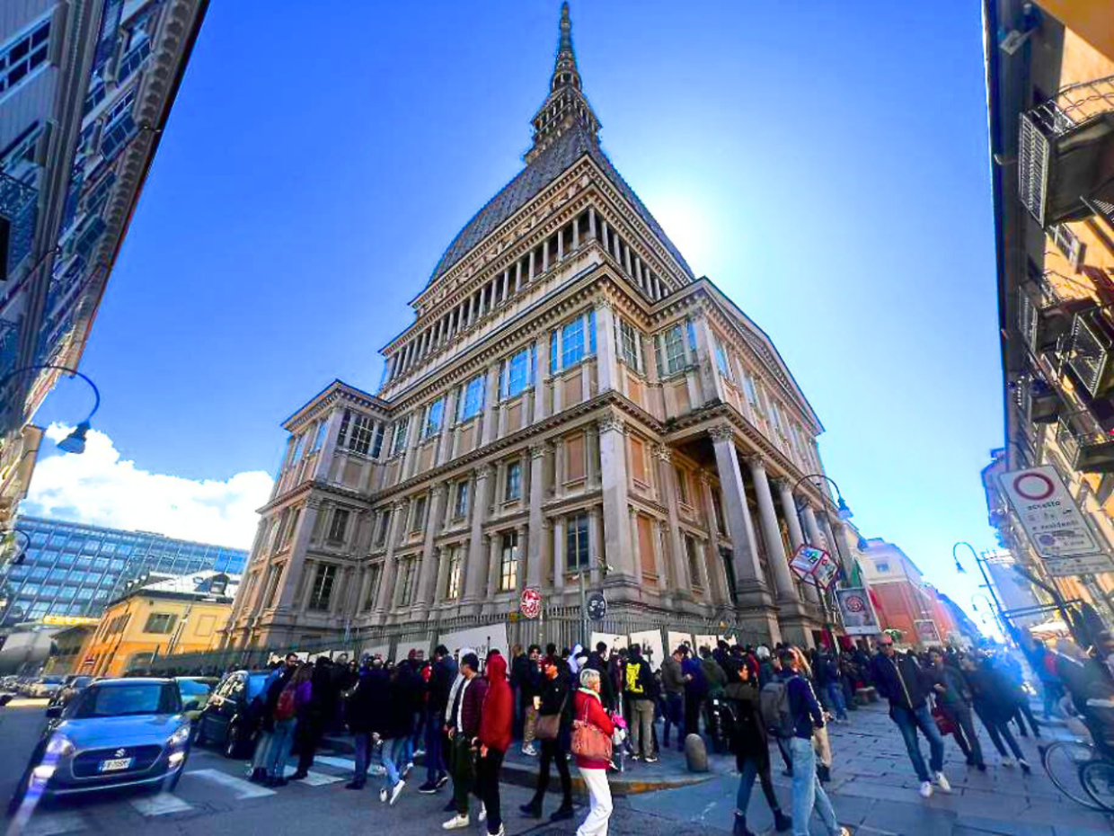 Turisti in coda alla Mole: Torino è tra le città preferite da italiani ed europei per il primo dei ponti di primavera