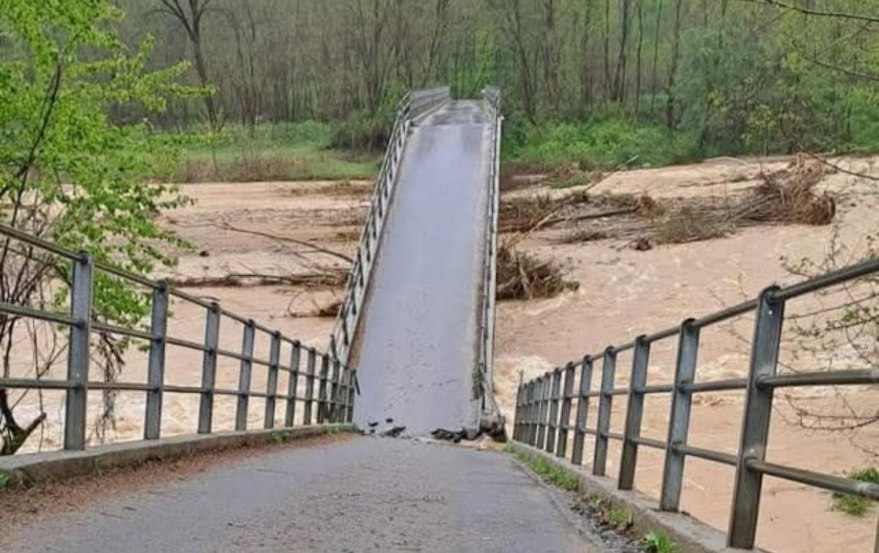 Crollo del Ponte Gilino in Piemonte a causa delle forti piogge