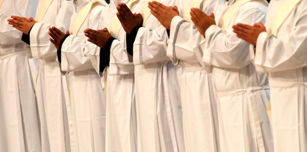 Preti a pagamento: confessioni online a 100 dollari, lo scandalo che scuote la Chiesa