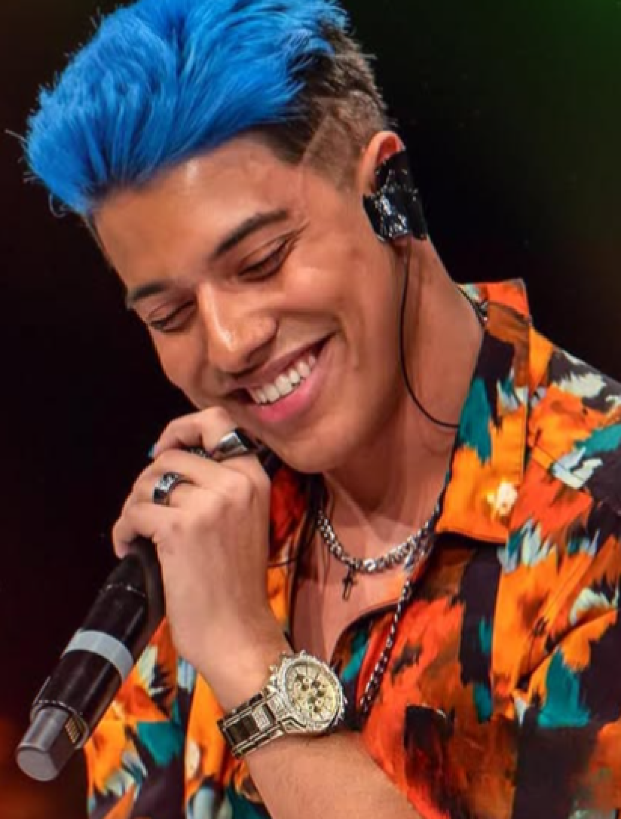 Frio, la voce che unisce musica e impegno: il cantante che parla ai giovani