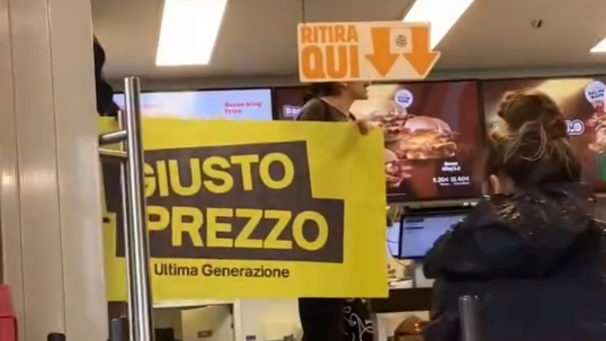 Blitz degli attivisti a due passi dalla Mole: "Hanno sostituito i cassieri con le macchine"