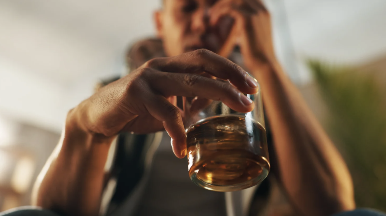 Alcol: oltre 8 milioni di italiani a rischio, boom tra i giovani e le donne