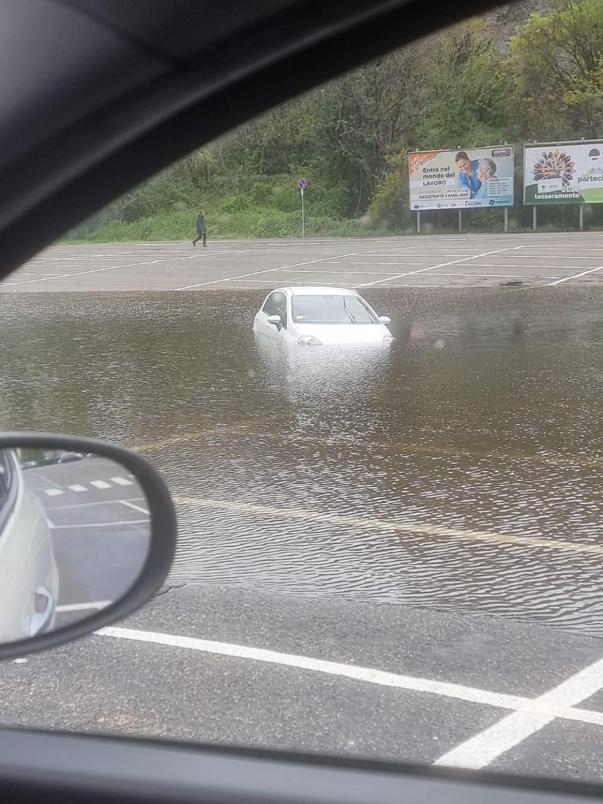 Ivrea, il maltempo continua a imperversare: automobile sommersa nel Piazzale del Mercato