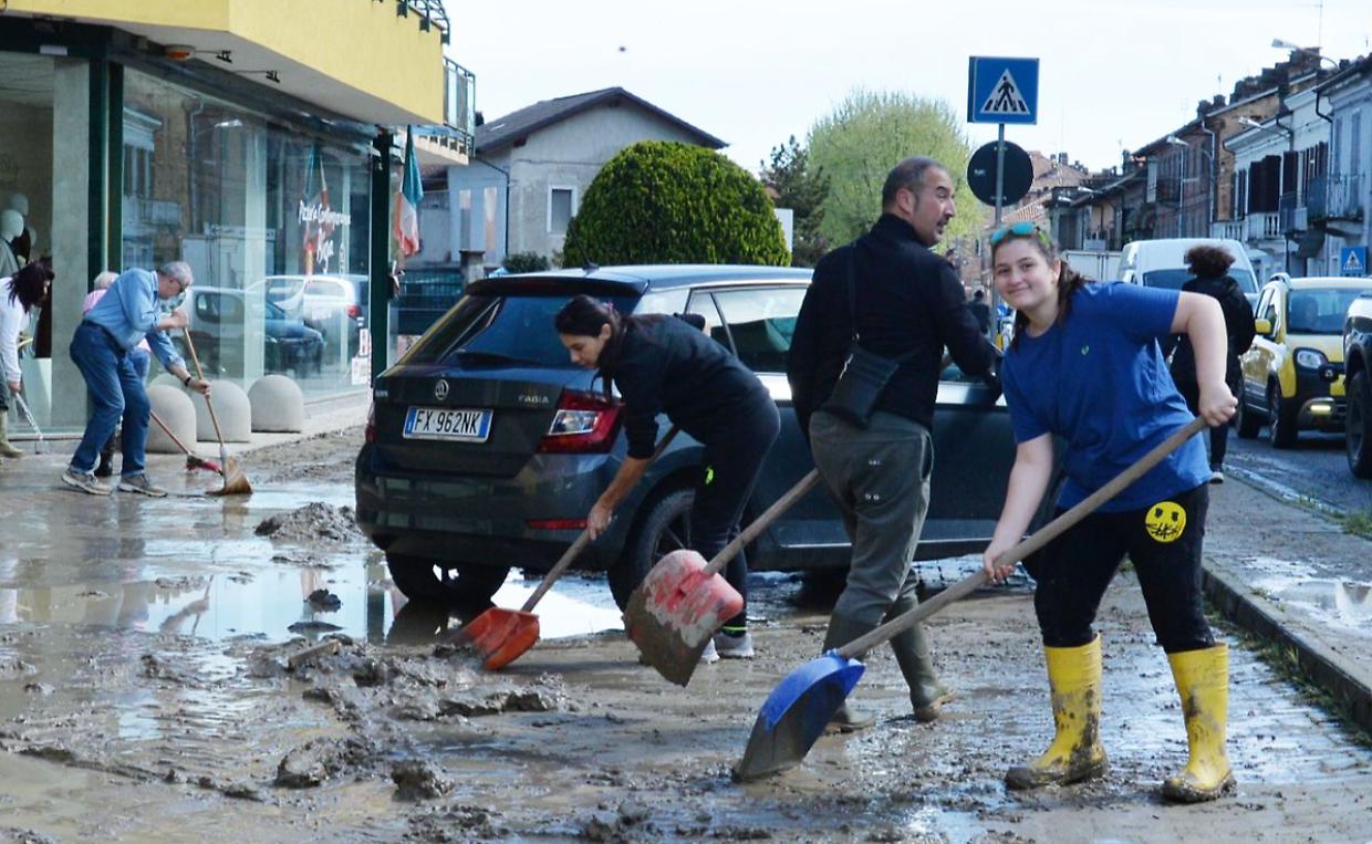 In Piemonte si spala il fango nelle strade dei comuni colpiti dall'alluvione