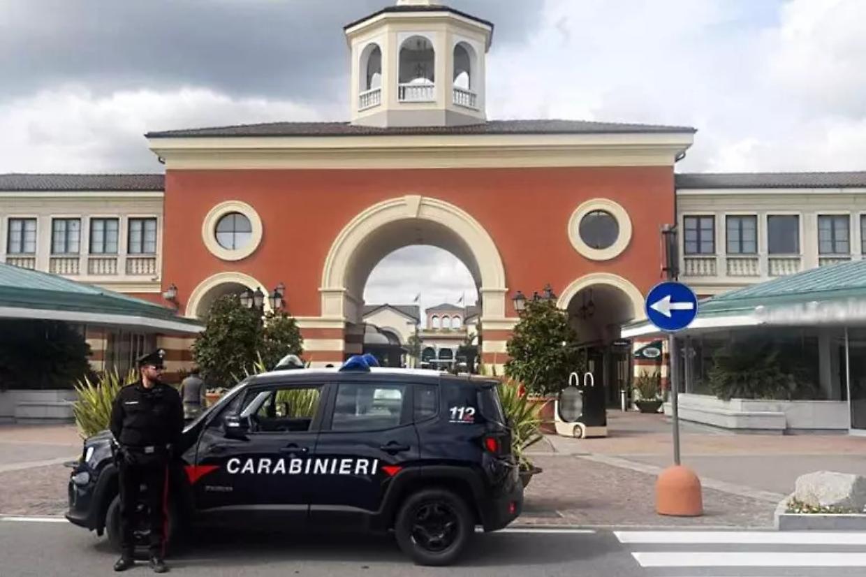 Maxi furto al centro commerciale. Ma il ladro di vestiti di lusso finisce in manette