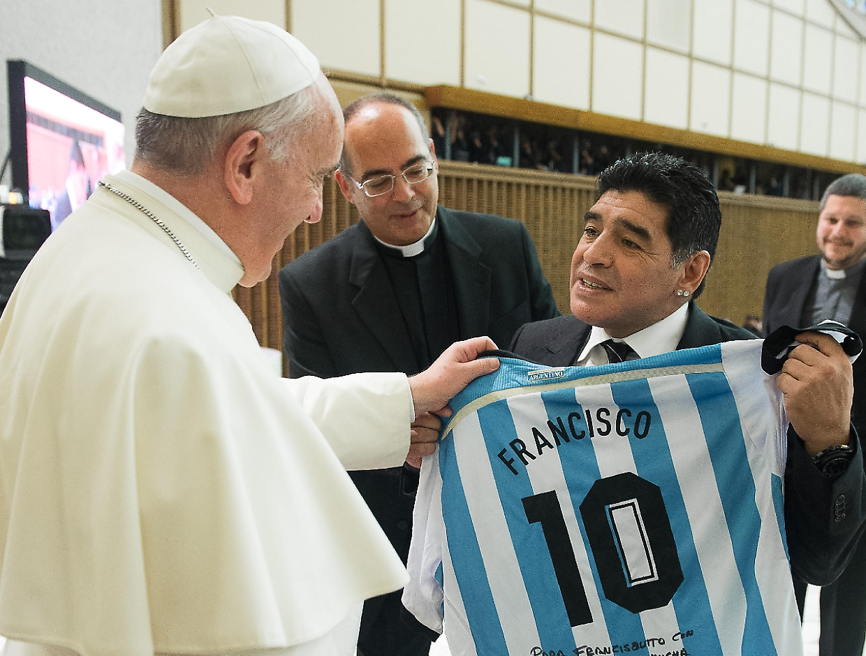 Il giovane Jorge e la lezione del calcio: "Fare il portiere (come Wojtyla, ndr) è stata una scuola di vita"