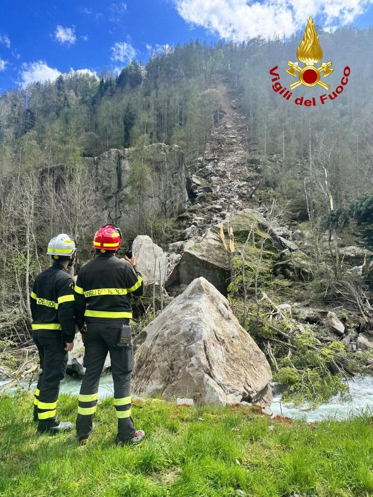 Maltempo, ennesima frana: si cercano persone sotto i detriti