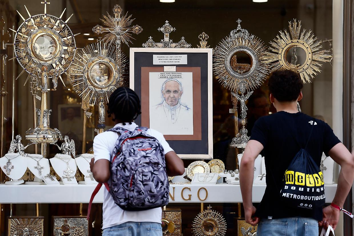 Francesco, troppi 5 giorni di lutto? La polemica arriva (o parte) a Torino
