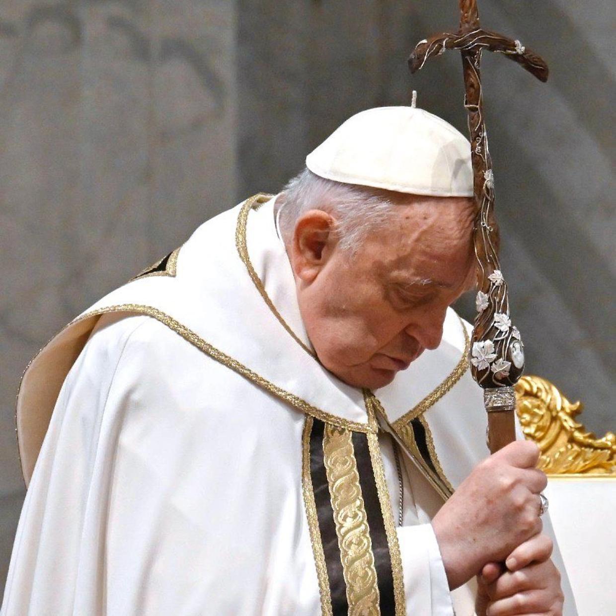 Papa Francesco e la forza della semplicità: cosa raccontano i suoi abiti