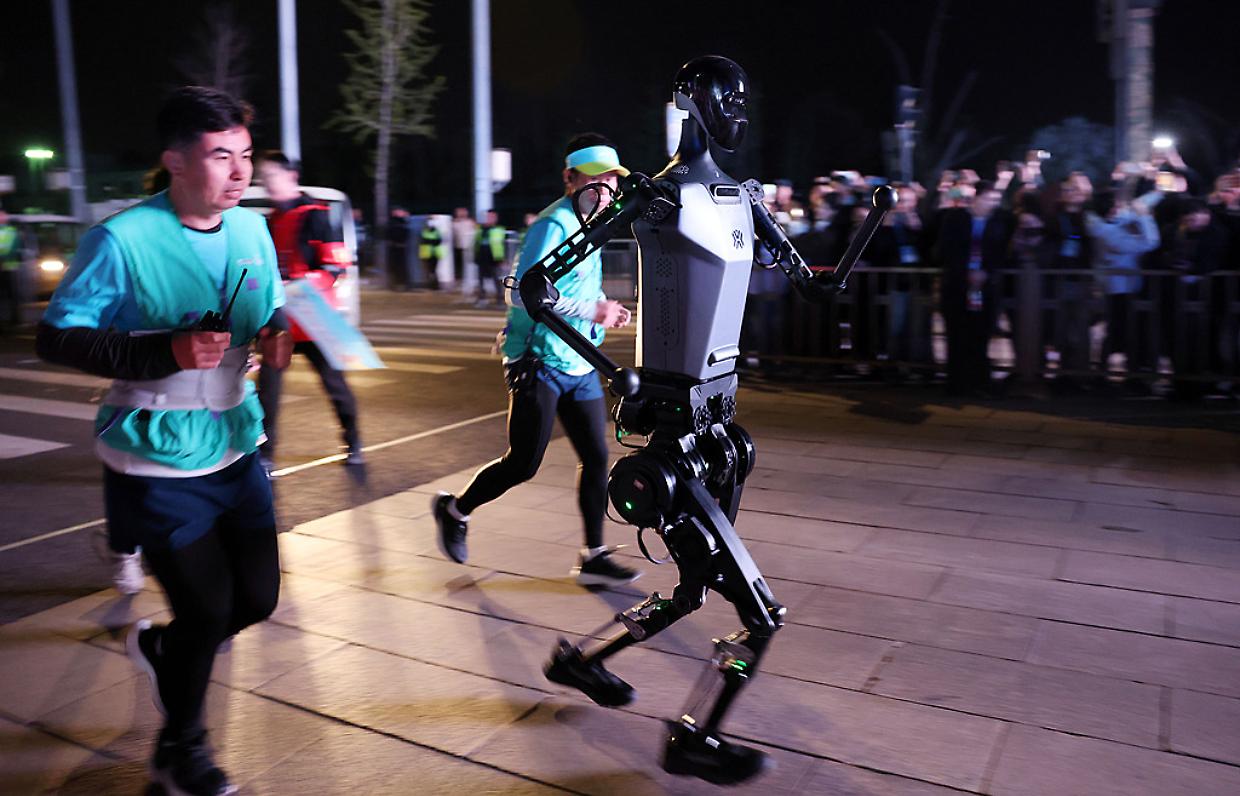 Si è svolta a Pechino, la prima mezza maratona con robot umanoidi