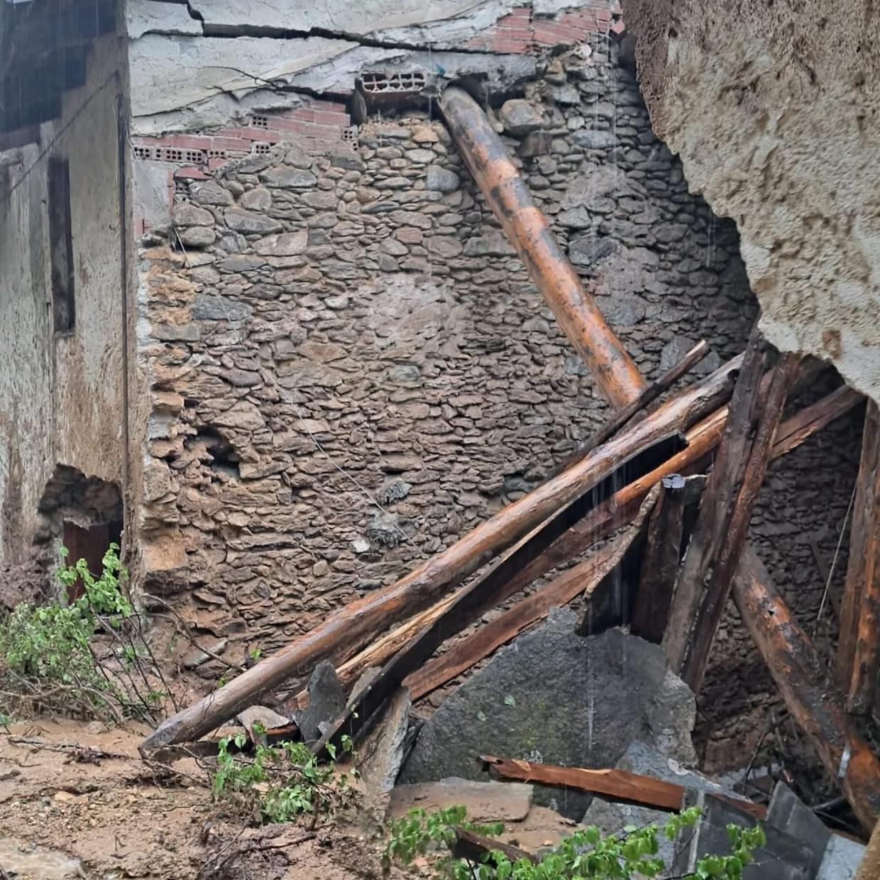 «La frana ha distrutto la casa dei miei nonni: aiutatemi a ricostruirla»