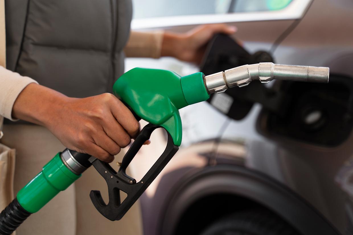 Prezzi Carburanti: Benzina ai minimi da ottobre 2021, il gasolio scende al livello più basso dal gennaio 2022