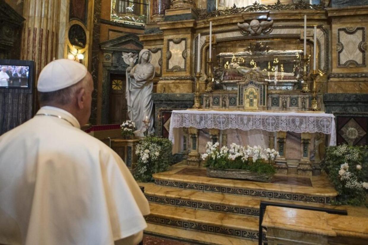 Santità rinviata anche per il torinese Pier Giorgio Frassati: si attendono le istruzioni del nuovo Papa