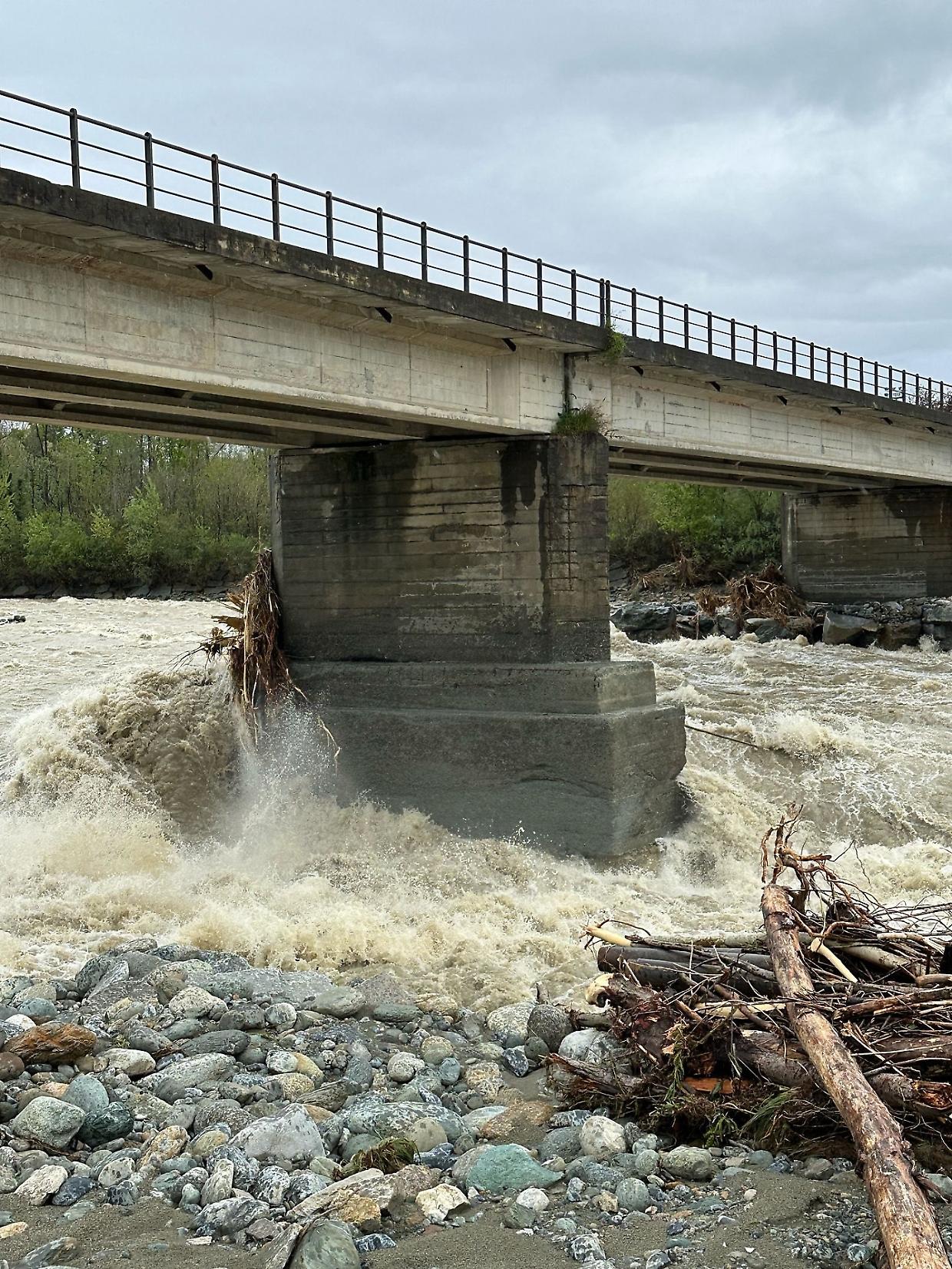 Alluvione, danneggiato il ponte di Villanova Canavese: chiuso a tempo indeterminato