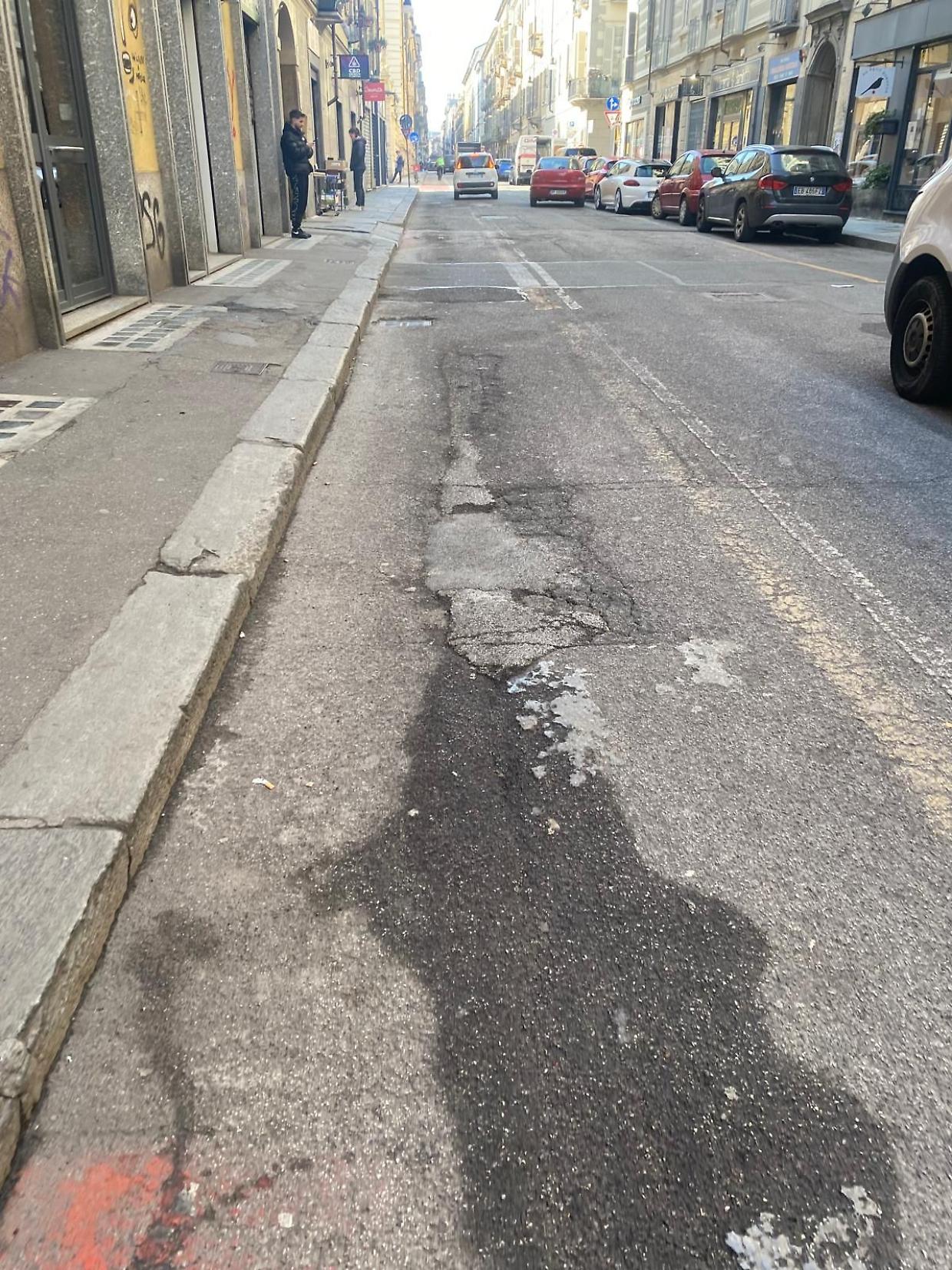 Strade e marciapiedi pericolosi in centro: e la manutenzione non è pianificabile prima del 2026