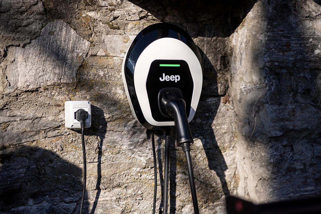 Troppo complicato ricaricare a casa: così l’auto elettrica frena in Italia
