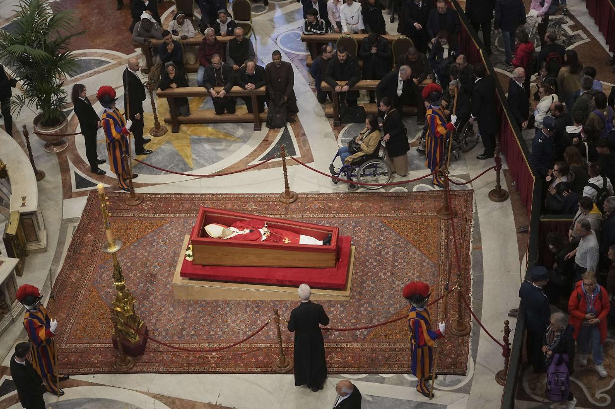 Papa Francesco, l’ultimo abbraccio di 60mila persone
