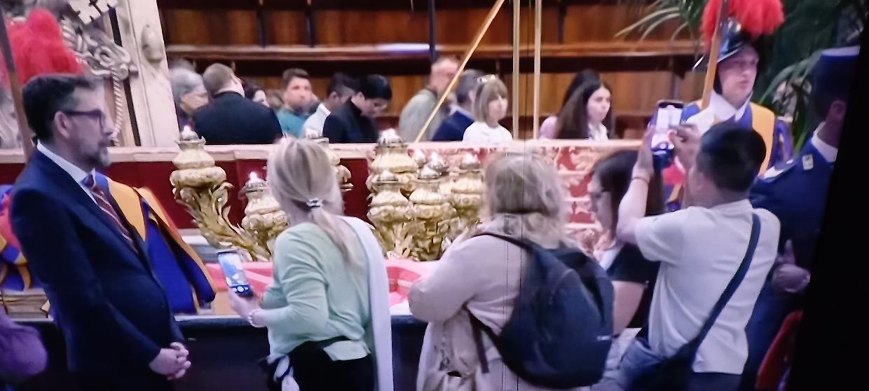 Ma cos'è questa moda di fare le foto ai morti (anche al Papa)?