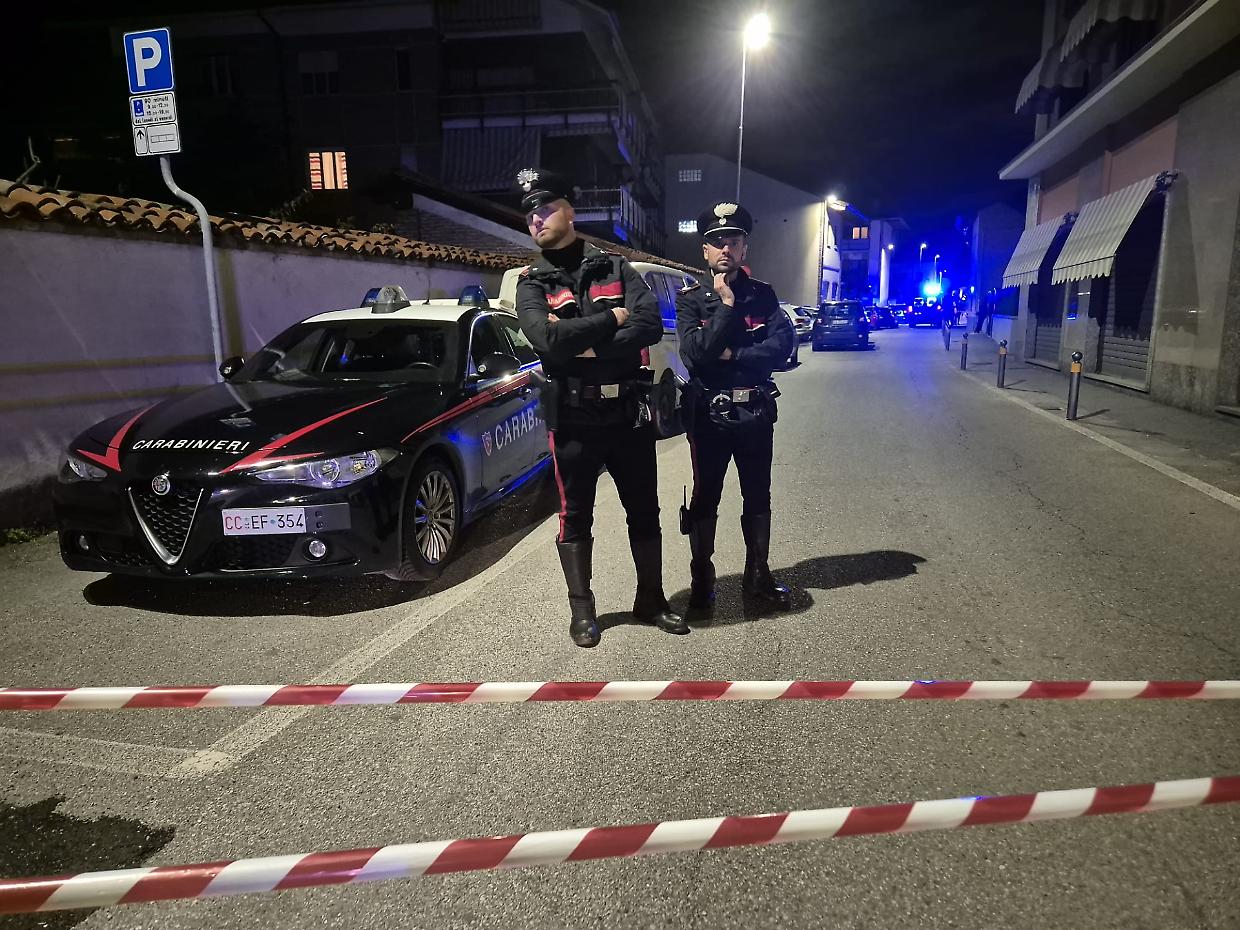 Strage per una lite tra vicini di casa: ammazza una coppia e si taglia la gola