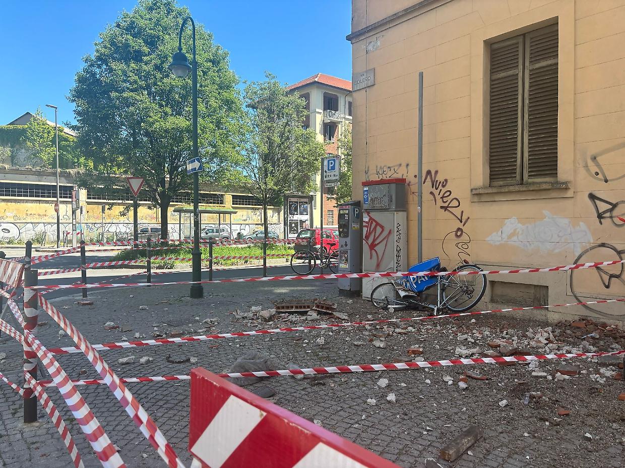 Tragedia sfiorata in via Solero: cade un pezzo di cornicione
