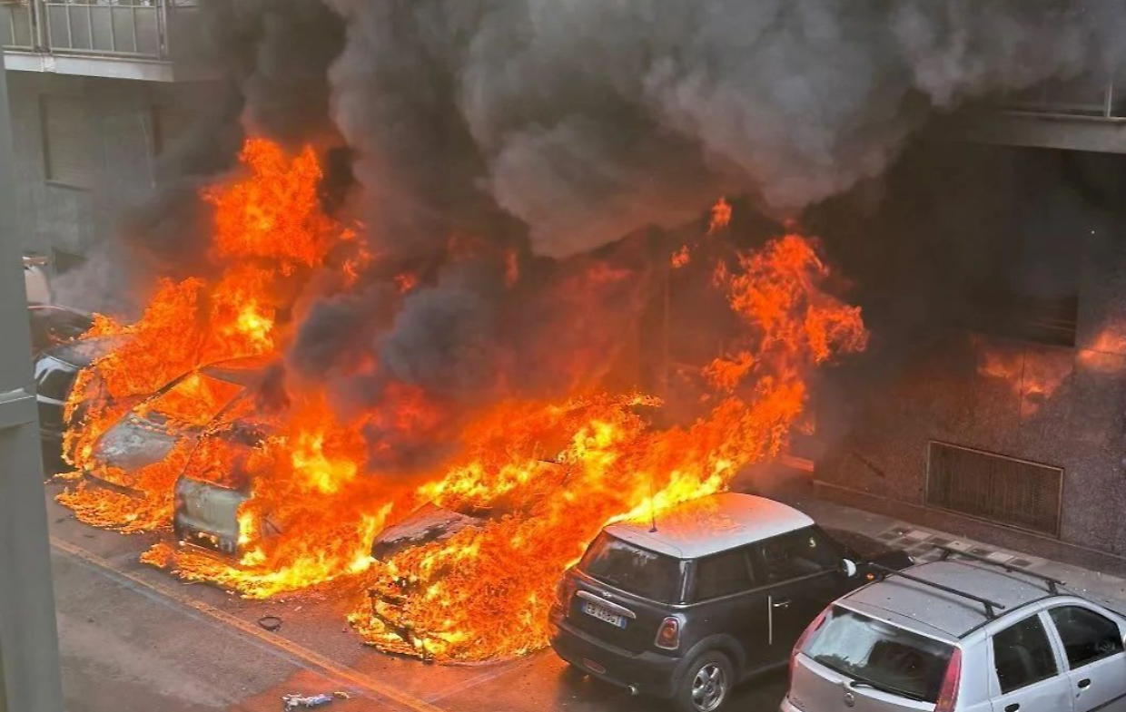 Il rogo alle auto in via Sineo, a Vanchiglia