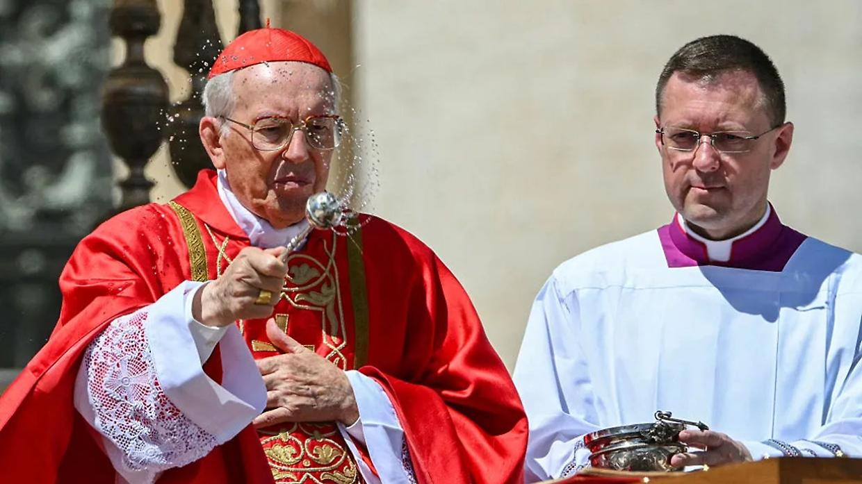 Ecco chi è e cosa ha detto Giovan Battista Re, il cardinale decano