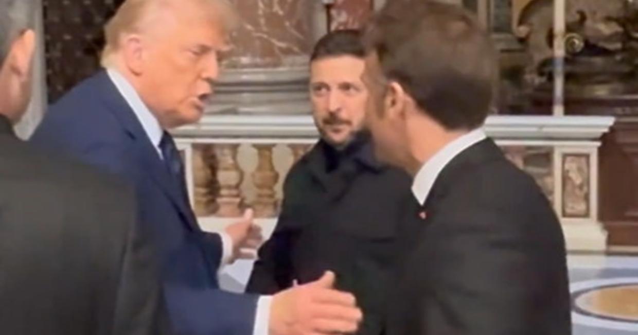 "Non è il tuo posto qui": Trump gela Macron durante il funerale del Papa