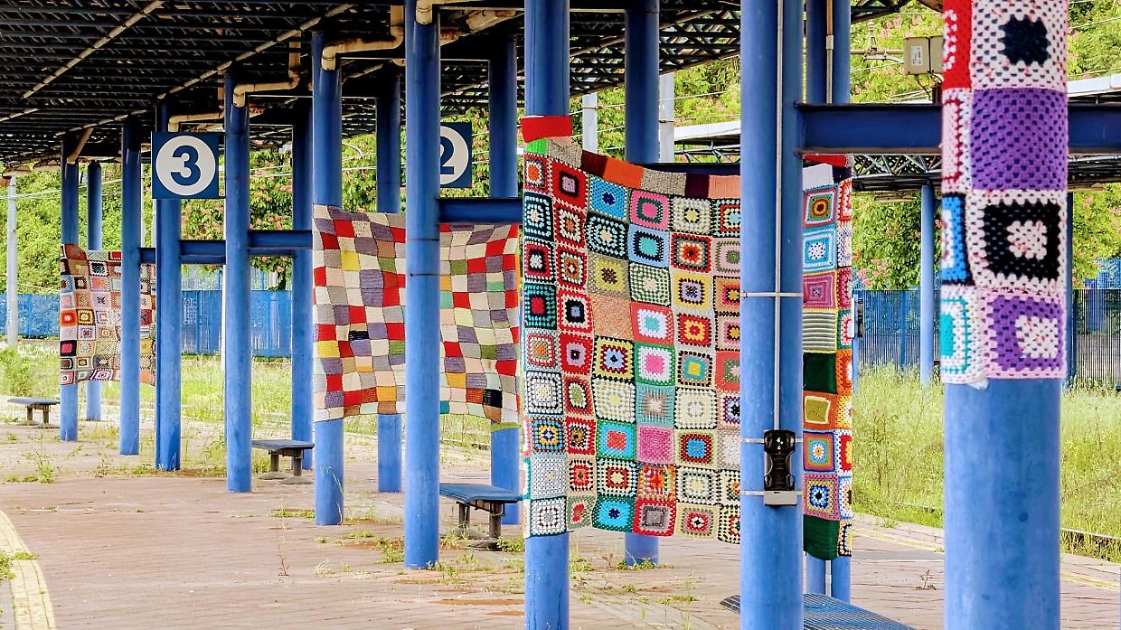 Spuntano delle maxi coperte all'uncinetto alla stazione Dora 