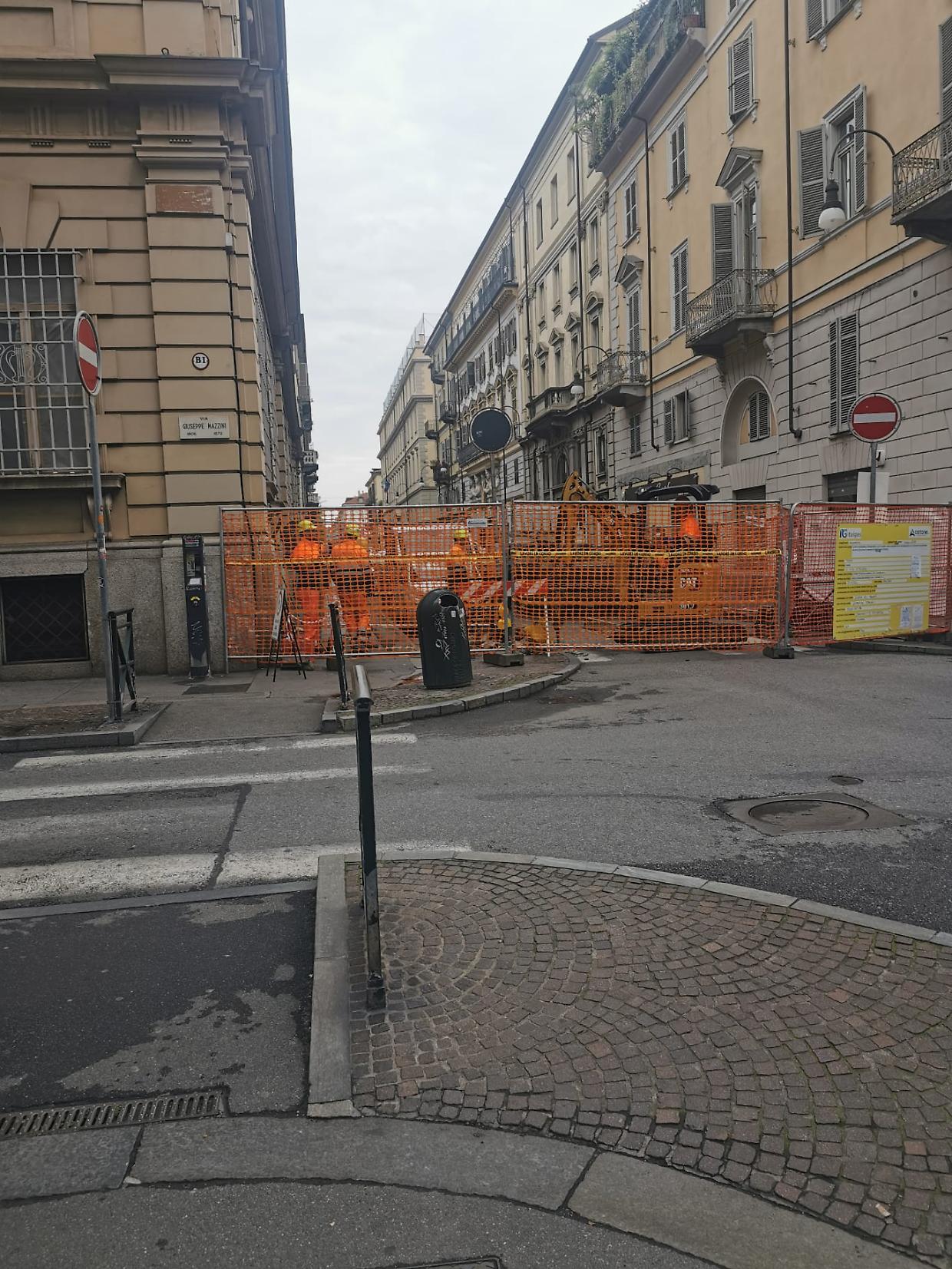 Torino, strada bloccata all'angolo tra via G. Mazzini e via S. Francesco da Paola