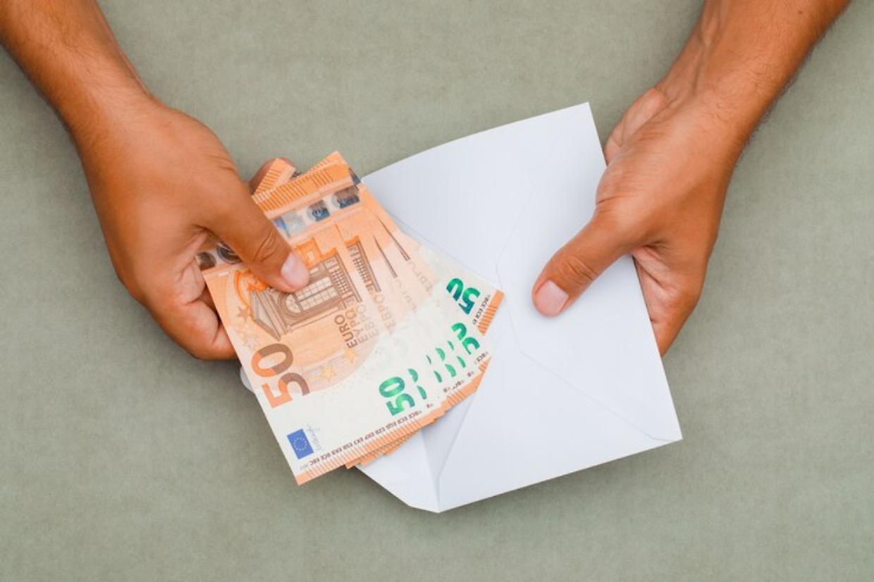 Banconote false nel Biellese: due uomini denunciati per truffa
