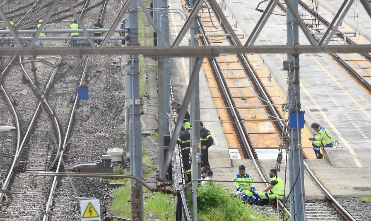Vigili del fuoco e personale Rfi sul luogo dell'incidente