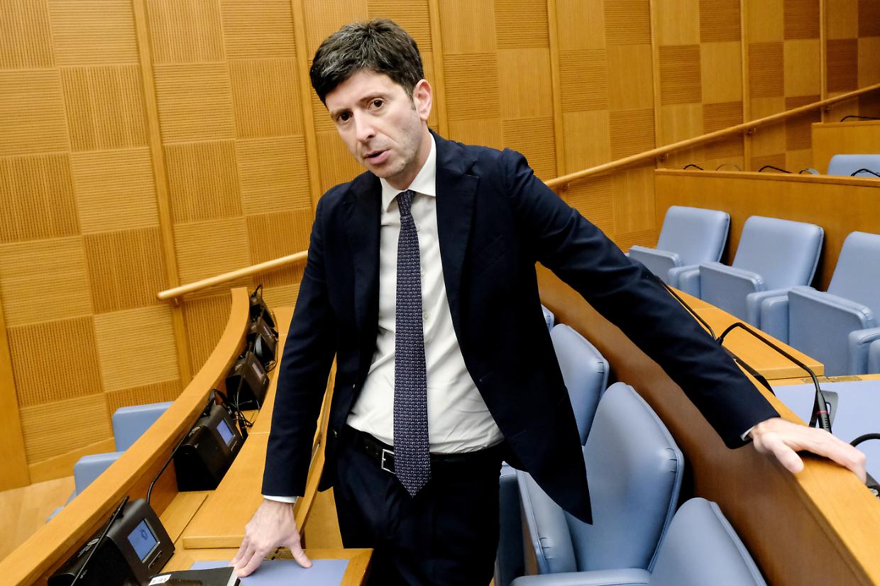 Covid, 7 procure indagano la “vigile attesa” di Speranza