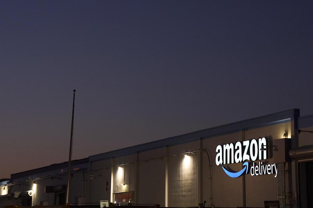 Amazon lancia la moda di lusso con Saks: un passo importante nel fashion online