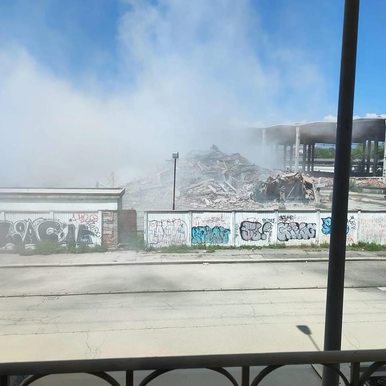 Nubi di polvere in via Cigna per i lavori di demolizione dell'ex Gondrad