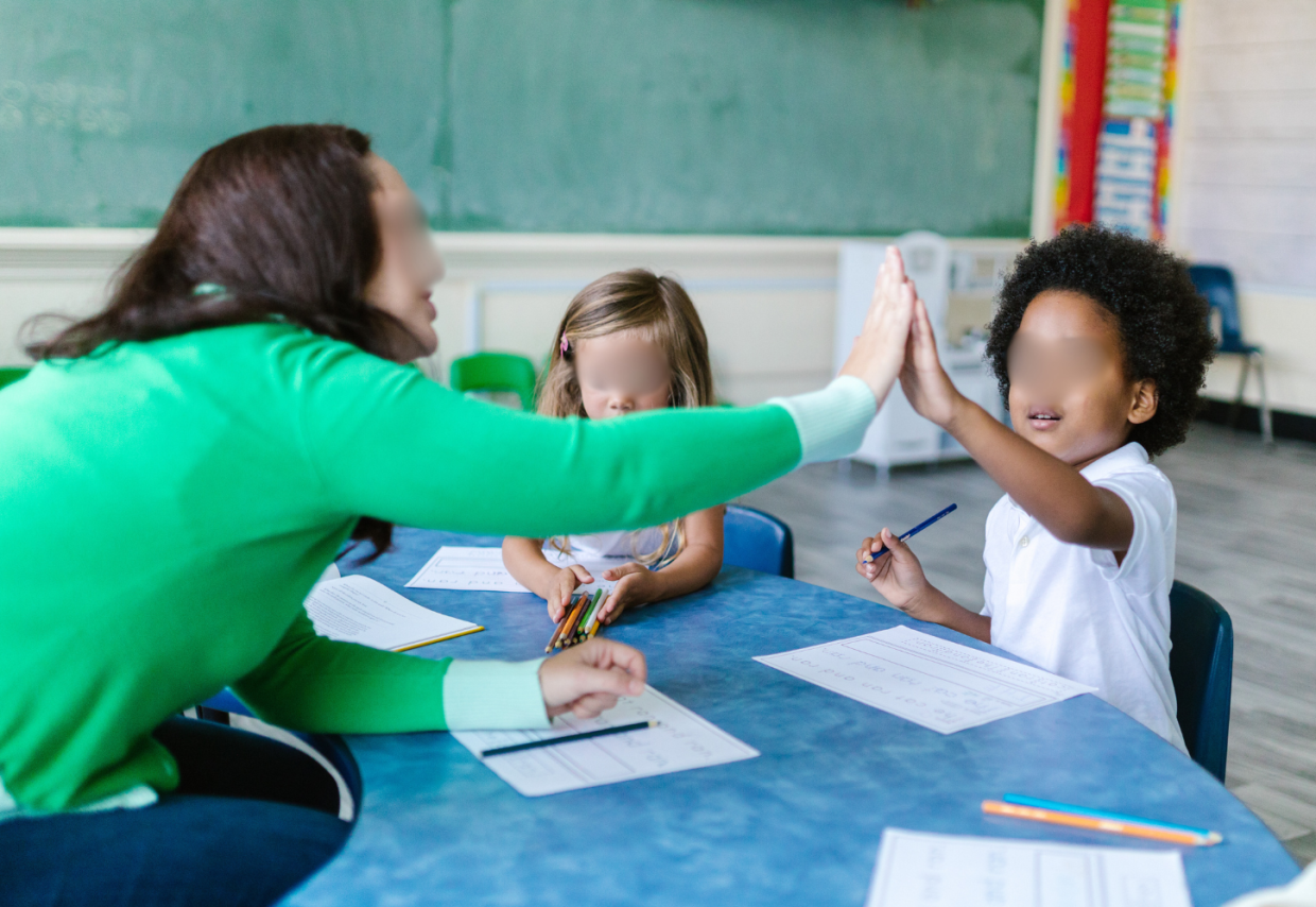 La maestra tira uno schiaffo al bambino e la mamma si "vendica" su di lei