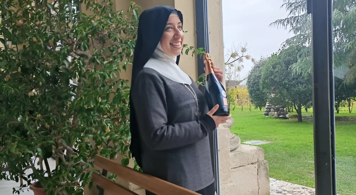 La bella badessa cacciata dal convento è la nuova monaca di Monza? Ecco come si difende e cosa sappiamo