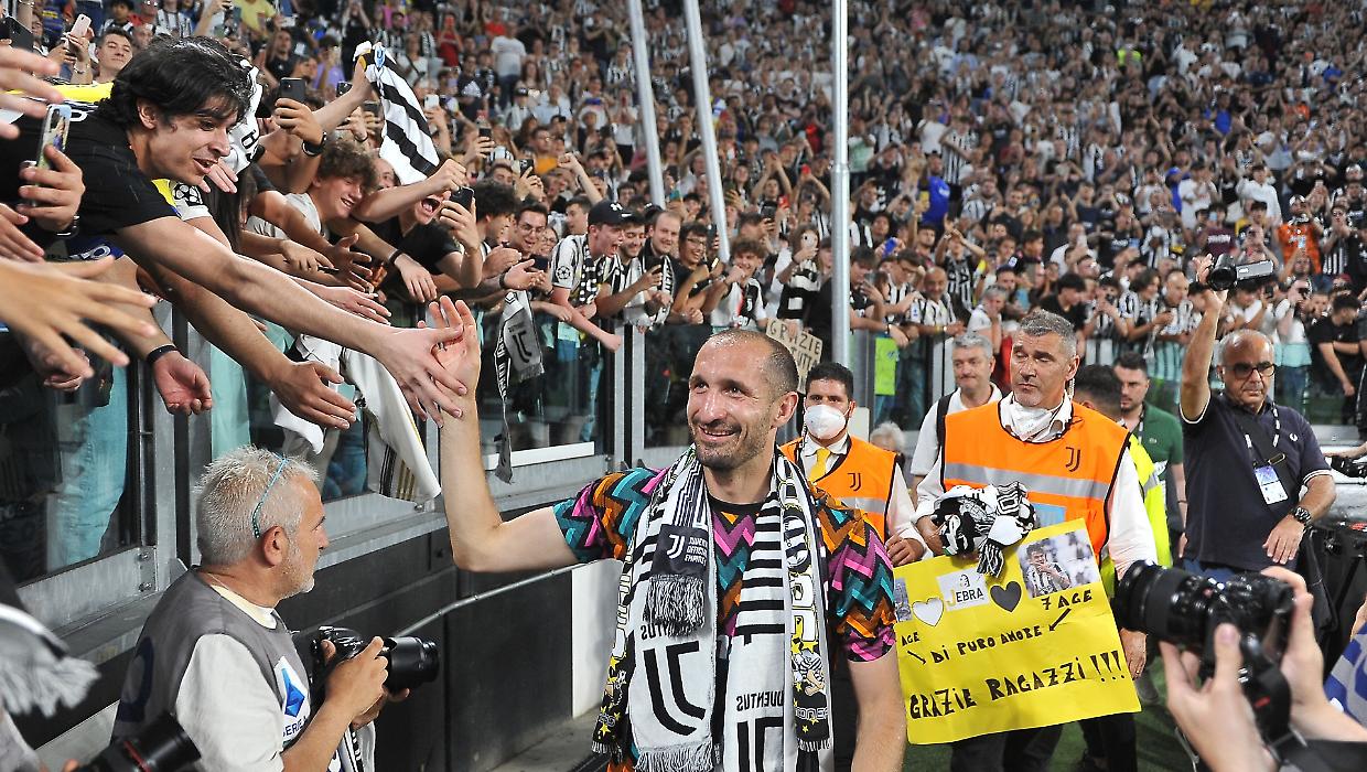 Juve, Chiellini e la foto che fa sognare i tifosi ma che non piace a Giuntoli...