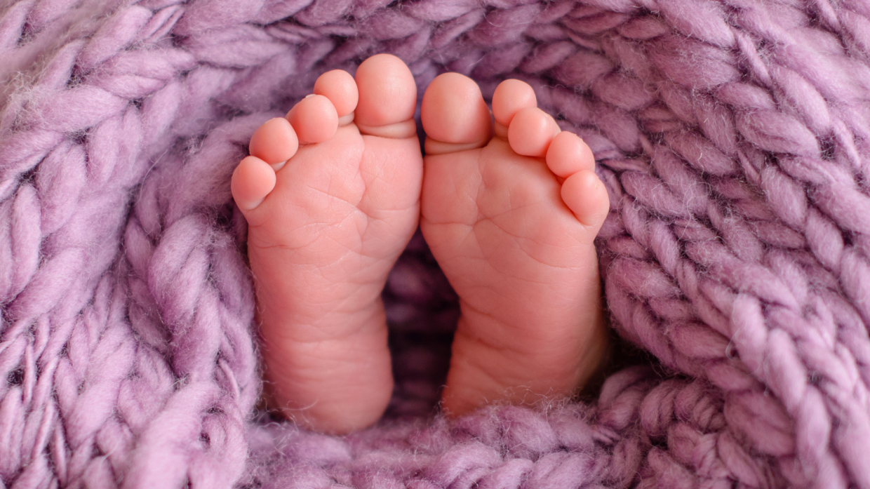 Aveva partorito nel bagno di casa: mamma sotto indagine per tentato omicidio