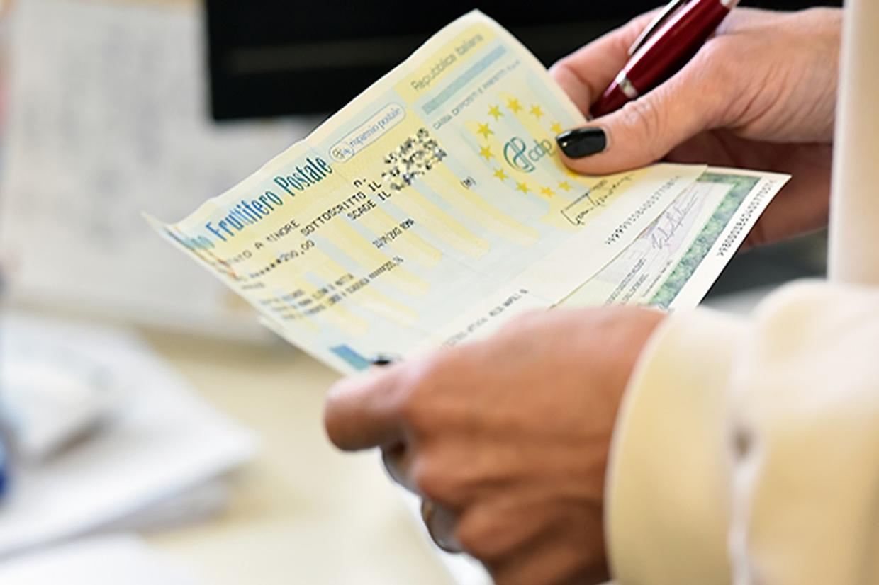 Truffa postale da oltre 100.000 euro a San Francesco al Campo: falsificati buoni fruttiferi e rimborsi illegali, 5 persone nei guai